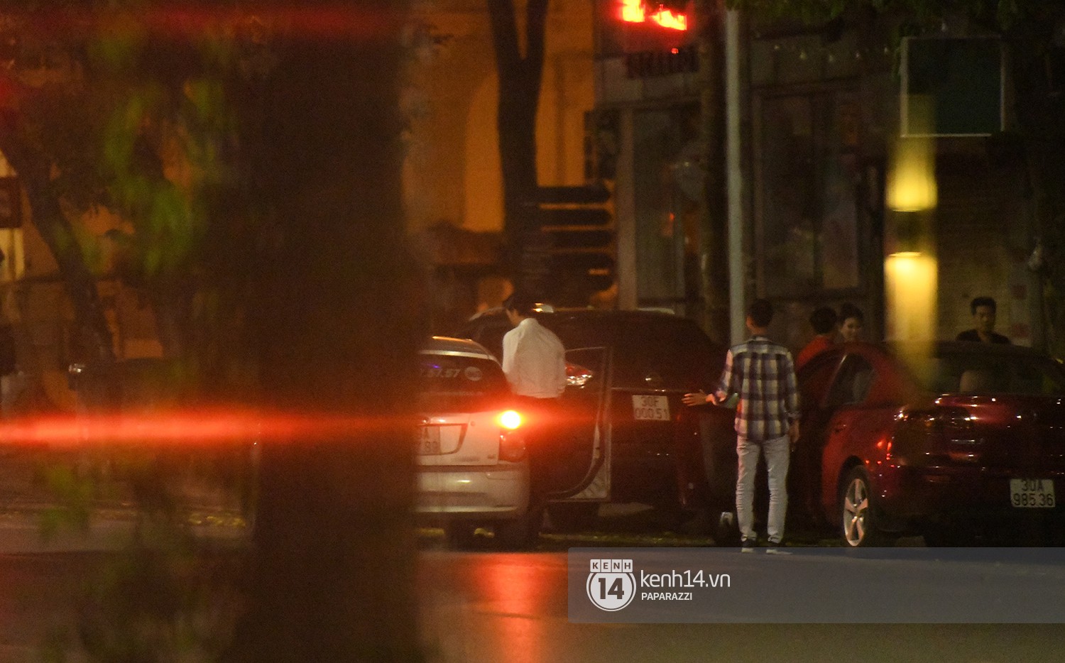 Nhan Phúc Vinh cởi áo khoác cho Nhã Phương khi ngồi cạnh, cùng nhau đi ăn đến gần 2 giờ sáng